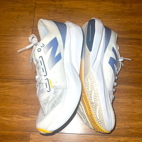 New Balance Women’s Size 9 FuelCell Rebel 4. - Picture 5 of 6